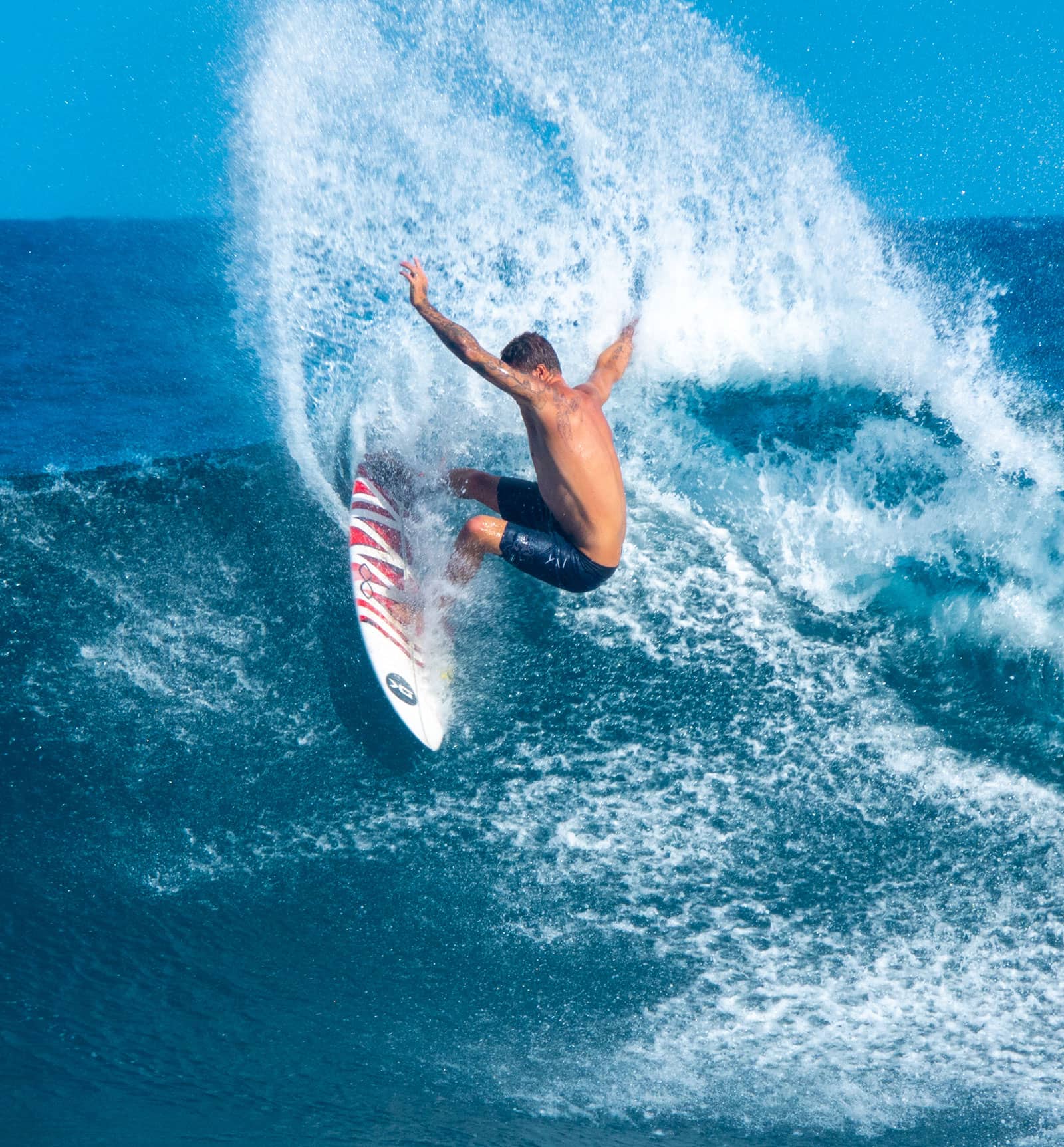 Surfer reitet auf Welle
