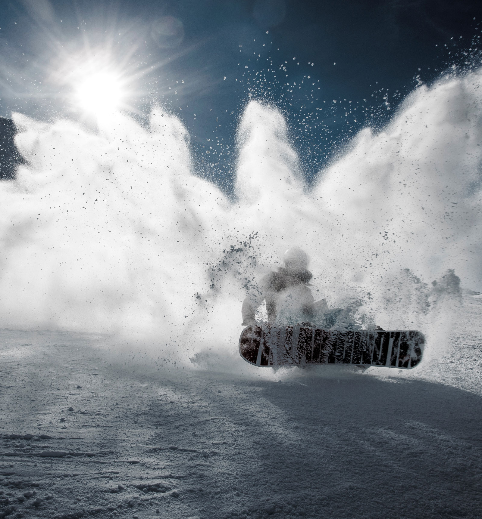 Person fährt mit Snowboard einen Abhang runter
