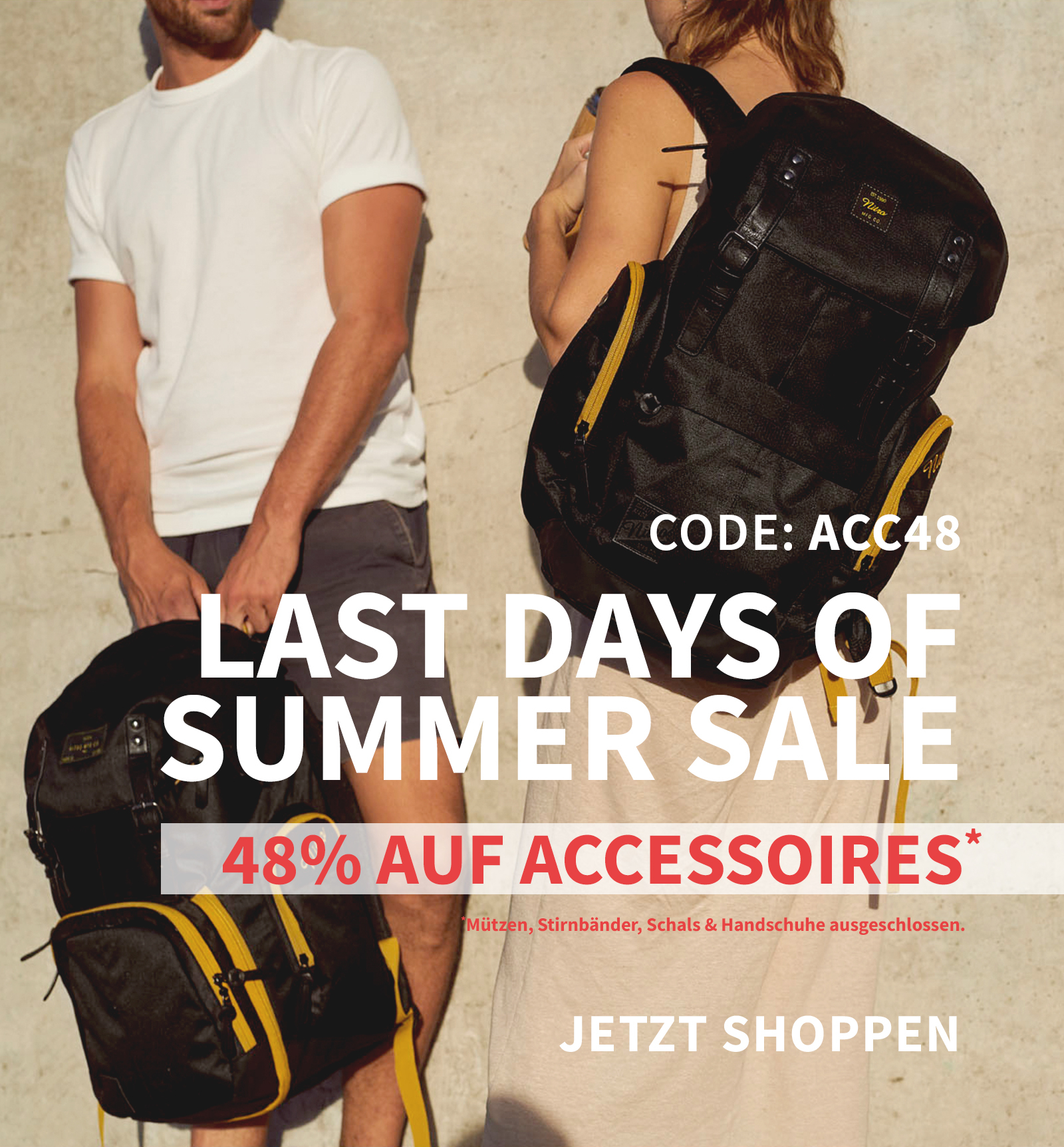 Summer Sale Mobile-Banner für Accessoires, zentral zwei stehende Personen mit Rucksäcken