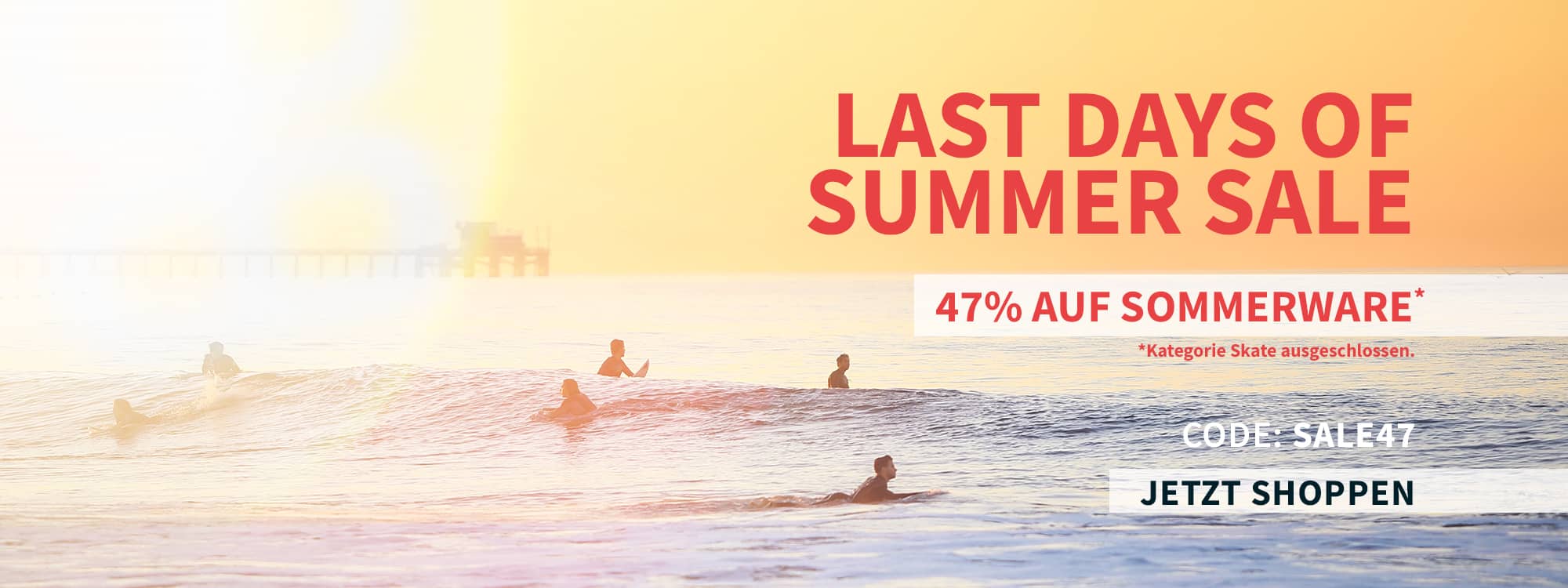 Last Days of Summer-Sale Banner für Desktop mit Surfern im Hintergrund