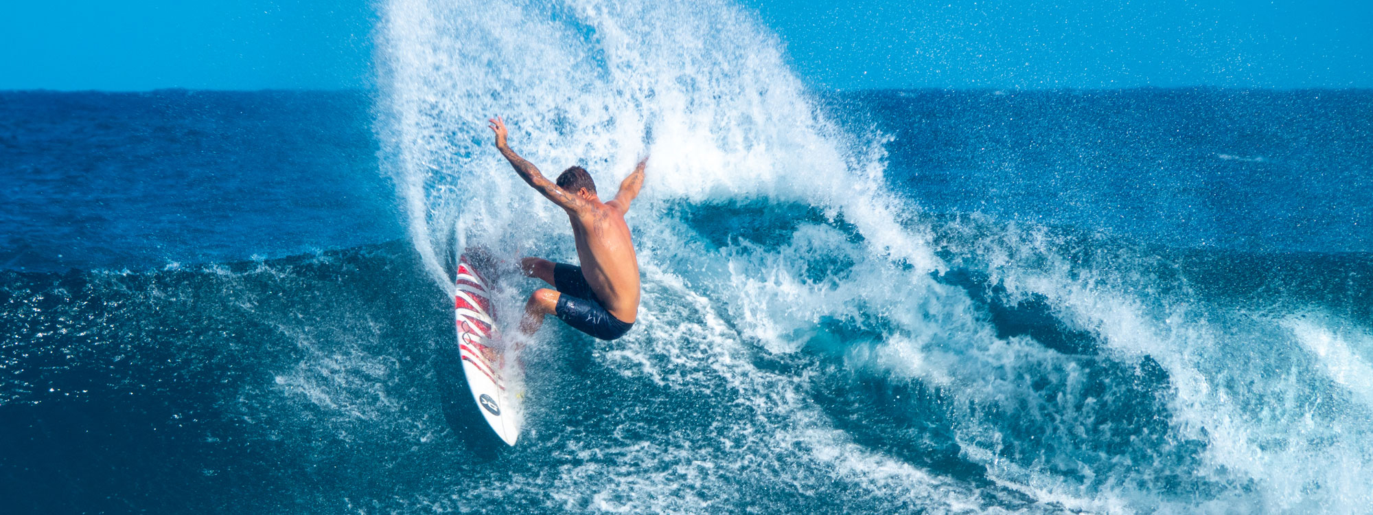 Surfer reitet auf Welle horizontal